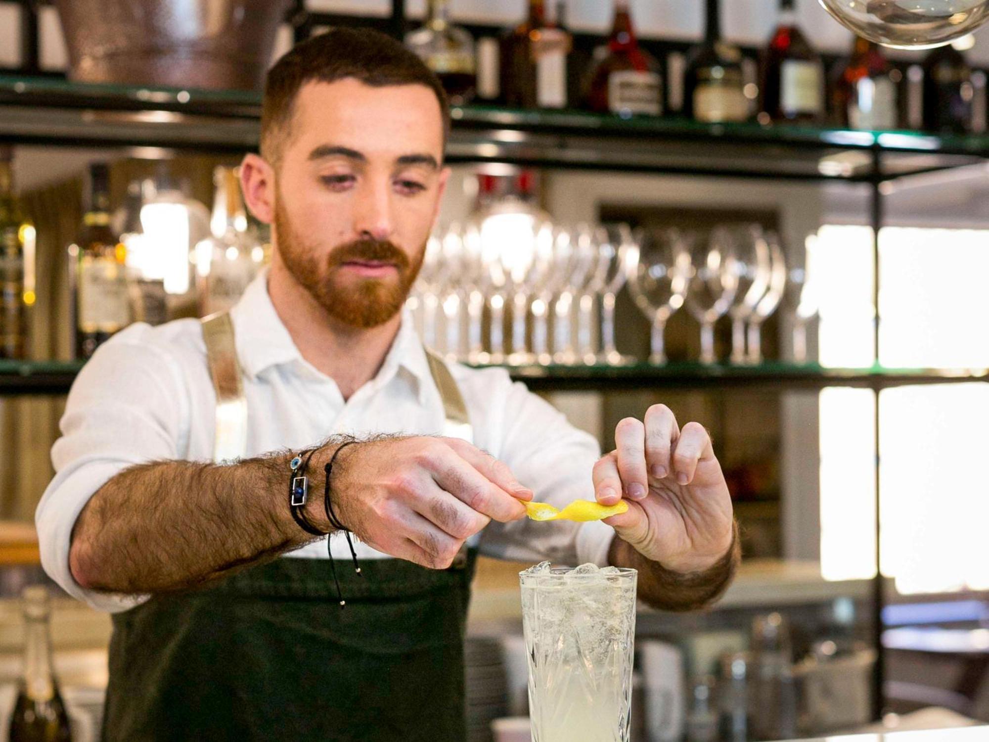 The Sebel Quay West Suites Sydney Sidney Exterior foto A bartender at work