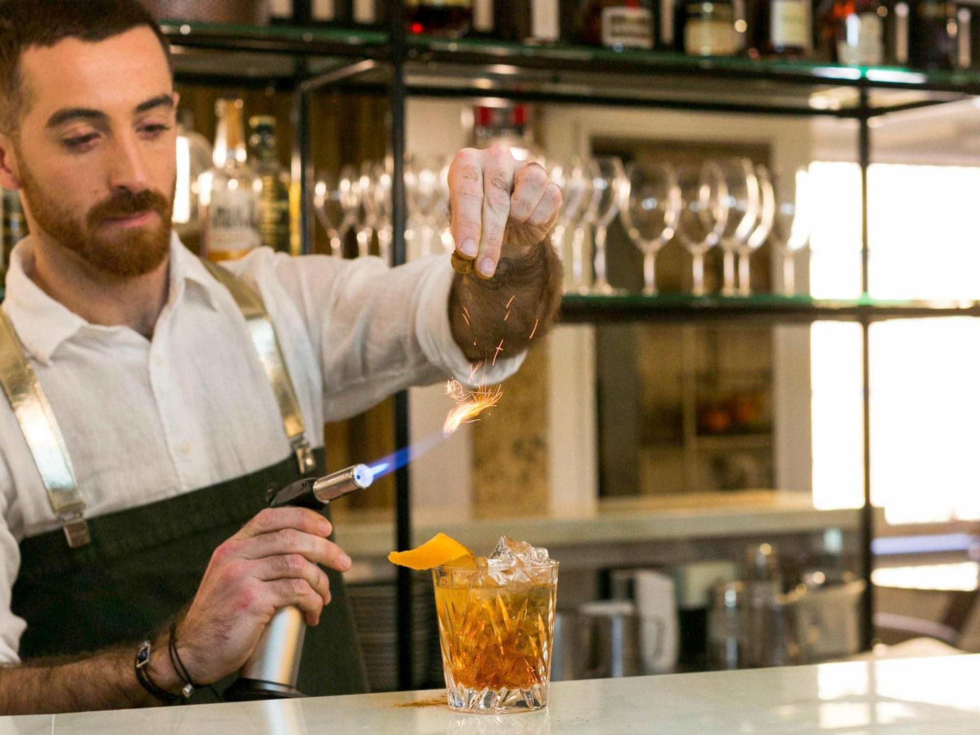 The Sebel Quay West Suites Sydney Sidney Exterior foto A bartender preparing a cocktail